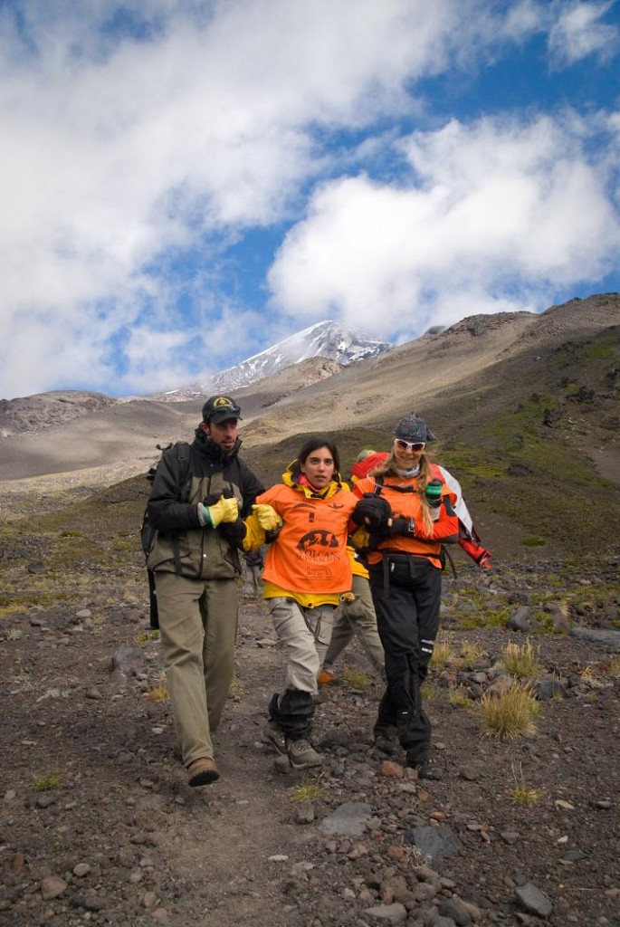 Carolina Miguel y Virginia Elizalde descendiendo el volcán a compañadas por un guardparque